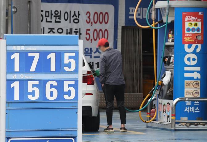 휘발유·경유 가격 동반 하락...휘발유 L당 평균 1648.9원 | 서울특별시 미디어재단 TBS 휘발유·경유 가격 동반 하락...휘발유 L당 평균 1648.9원 | 서울특별시 미디어재단 Tbs