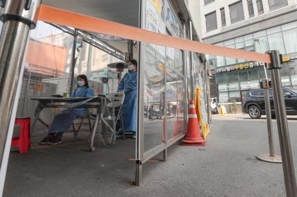 코로나19 선별진료소 <사진=연합뉴스>