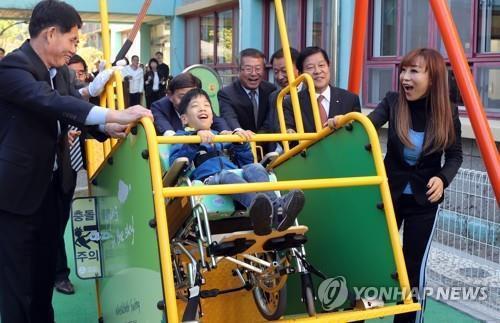 조수미 씨가 지난 2017년 경남 김해은혜학교에 기증한 휠체어 그네, 사진=연합뉴스