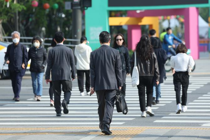 Employment Trends in May: Increase in Employed People by 350,000 from Last Year