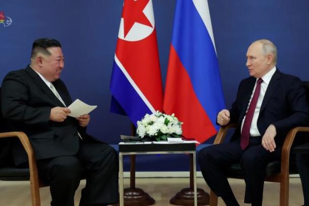 푸틴 러시아 대통령과 회담하는 김정은 북한 국무위원장(왼쪽) <사진=연합뉴스>