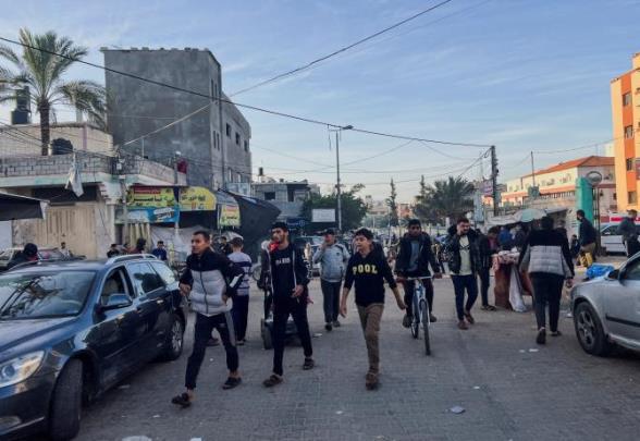 휴전 발효 첫날 거리의 팔레스타인 가자지구 주민들 <사진=로이터>
