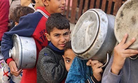 식량 보급 기다리는 가자지구 어린이들 <사진=로이터>