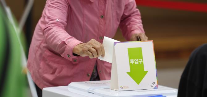 사전투표 참여하는 유권자 <사진=연합뉴스>