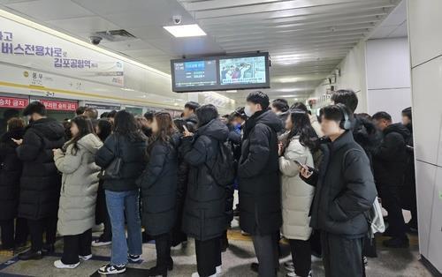 18일 열차 기다리는 김포골드라인 승객들 <사진=연합뉴스>