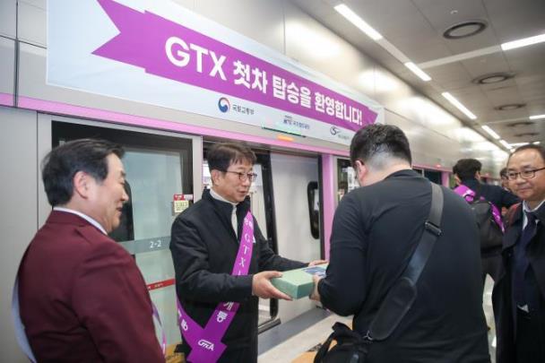 GTX-A 첫 차 탑승객을 맞이하는 박상우 국토부 장관 <사진=연합뉴스>