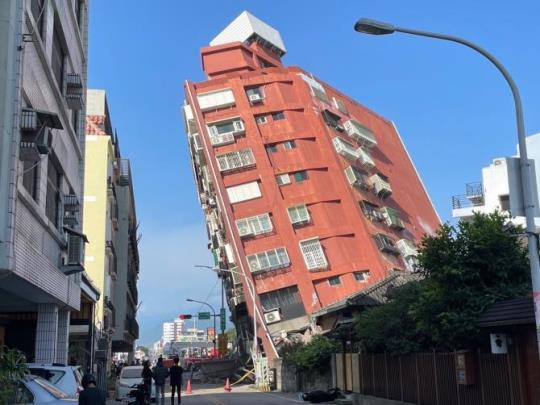 대만 지진으로 기울어진 주택 <사진=대만 중앙통신사 제공>