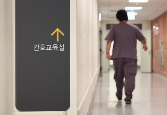 간호교육실 향하는 의료 관계자 <사진=연합뉴스>