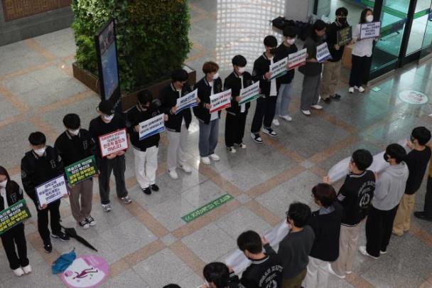 부산대 의대생 피켓 시위,   사진=연합뉴스