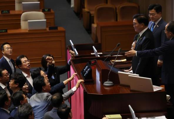 지난 4일 우원식 국회의장에게 항의하는 국민의힘 의원들,  사진=연합뉴스