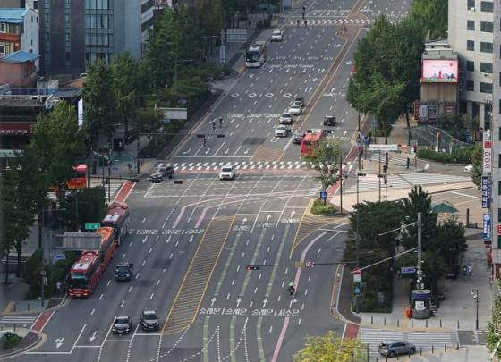 연휴 첫날인 15일 한산한 서울 중구 프레스센터 앞 도로 <사진=연합뉴스>