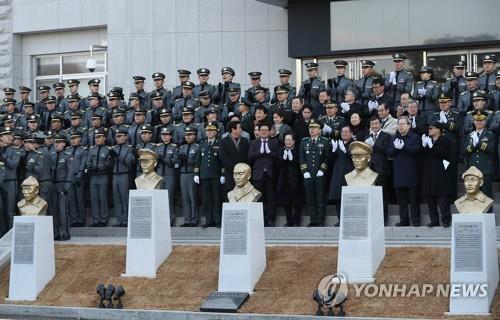 육군사관학교에 설치된 홍범도 장군 등 독립운동가 5인 흉상 <사진=연합뉴스>