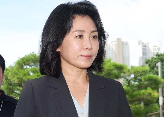 수원지법 들어서는 김혜경 씨