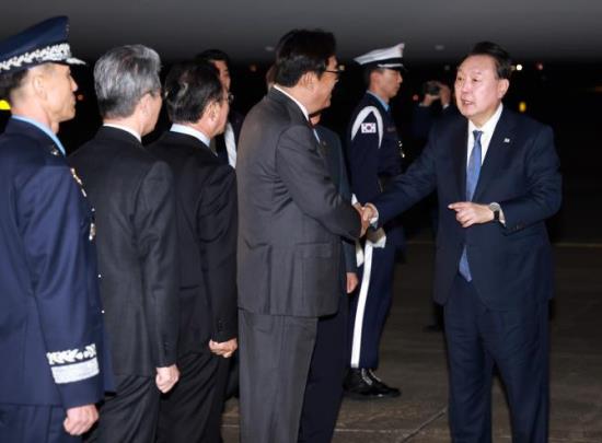 윤석열 대통령, APEC-G20 정상회의 일정 마치고 귀국 <사진=연합뉴스>