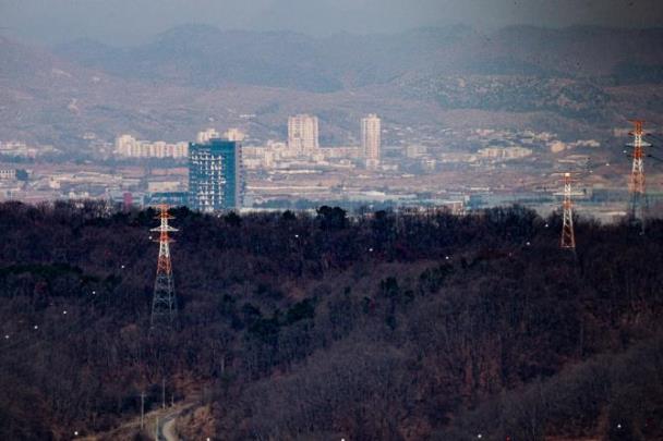 개성공단으로 이어지는 송전탑과 폭파로 훼손된 개성공단지원센터. <사진=연합뉴스>