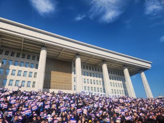 윤석열 대통령 사퇴 촉구·탄핵 추진 비상시국대회 현장 모습. <사진=TBS>