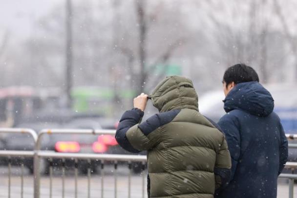 눈 내리는 서울 광화문광장 <사진=연합뉴스>