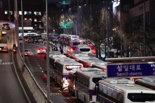 공수처 체포영장 시도, 경찰버스 배치된 한남동 관저 앞 도로 <사진=연합뉴스.