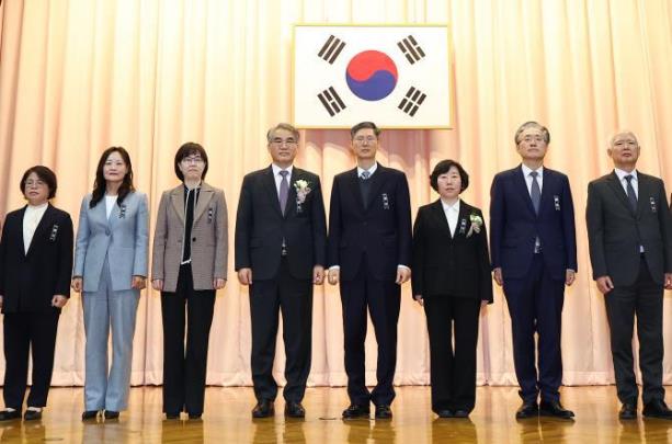 2일 오전 헌법재판소에서 열린 취임 및 시무식에서 기념 촬영한 8인의 재판관 <사진=연합뉴스>