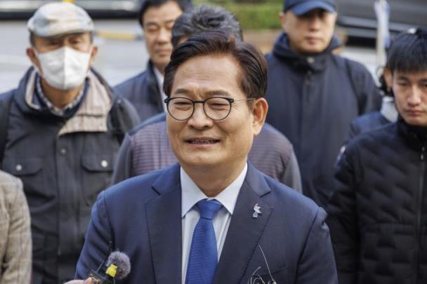 지난해 11월 돈봉투 의혹 결심 공판에 출석하기 전 송영길 대표 <사진=연합뉴스>