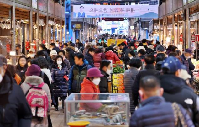 설 앞두고 북적이는 서울 동대문구 경동시장 <사진=연합뉴스>