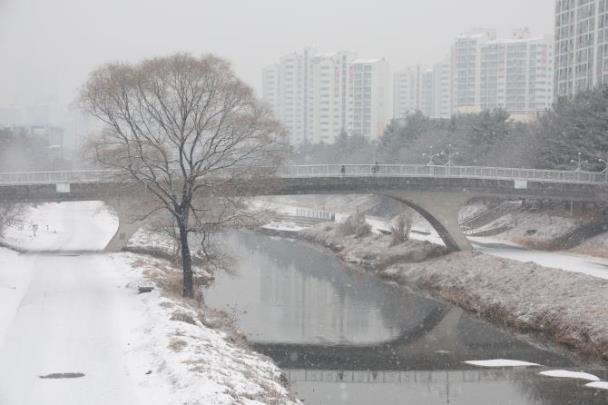 12일 오전 경기 의정부시에서 눈발이 날리고 있다.  <사진=연합뉴스>