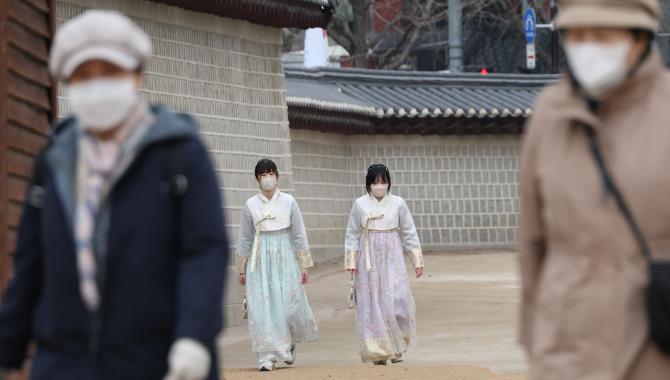 12일 서울 경복궁에서 관광객과 시민들이 이동하고 있다. <사진=연합뉴스>