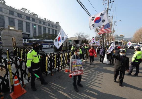 11일 서울 종로구 헌법재판소 앞에서 시위자들이 탄핵 반대를 촉구하고 있다. <사진=연합뉴스>