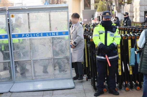 헌재 주변 출입 통제하는 경찰 <사진=연합뉴스>