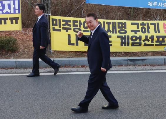 8일 서울구치소에서 석방된 윤석열 대통령을 경호하는 김성훈 경호처 차장 <사진=연합뉴스>