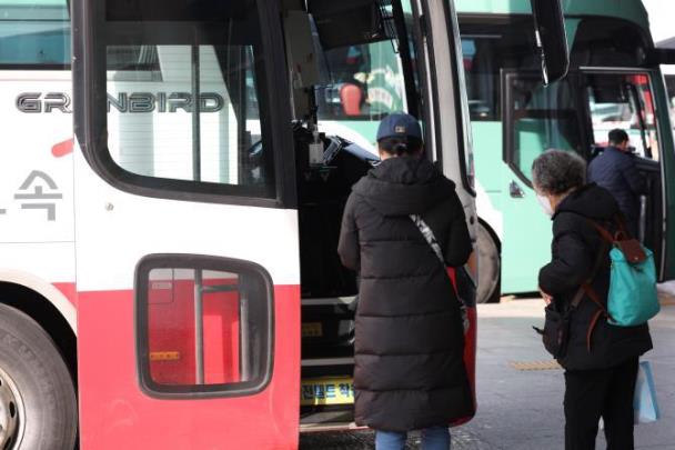 고속버스 오르는 시민들 <사진=연합뉴스>