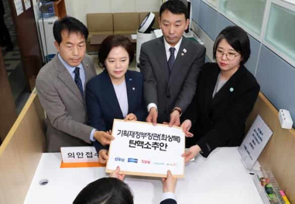 최상목 권한대행 탄핵소추안 제출하는 야당 <사진=연합뉴스>