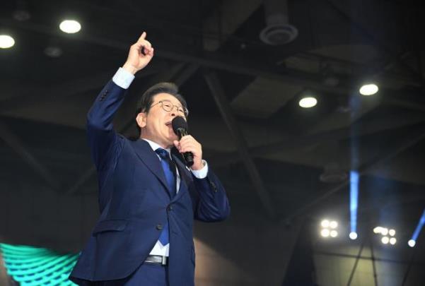 더불어민주당 대선 후보로 선출된 이재명 후보 <사진=연합뉴스>