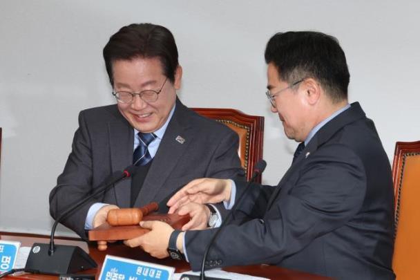 더불어민주당 이재명 후보와 박찬대 대표 직무대행 겸 원내대표 <사진=연합뉴스>