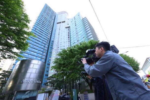 검찰, 건진법사 의혹 &#39;&#39;윤 전 대통령 부부 사저&#39;&#39; 아크로비스타 압수수색 <사진=연합뉴스>