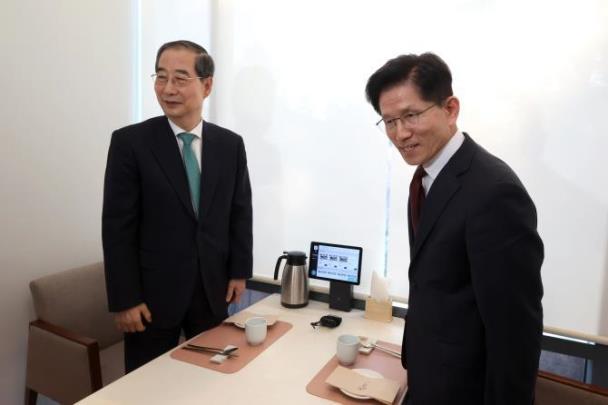 &#39;&#39;단일화 회동&#39;&#39;하는 김문수 후보와 한덕수 예비후보 <사진=연합뉴스>