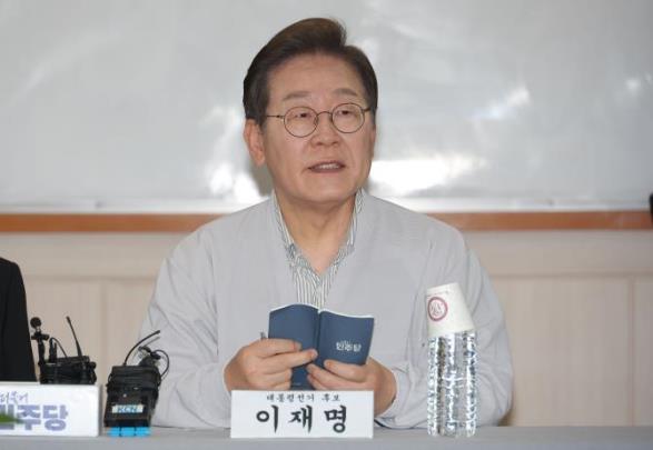노인회 익산지회 간담회 참석한 이재명 후보 <사진=연합뉴스>