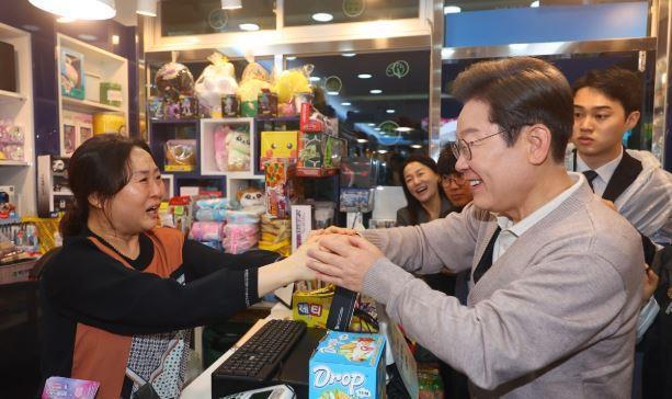 시민 만나는 이재명 후보 <사진=연합뉴스>
