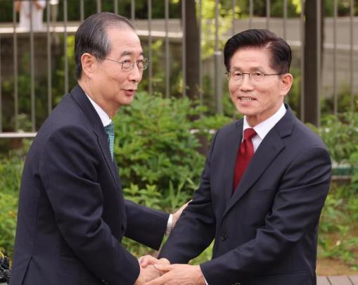 악수하는 김문수-한덕수 <사진=연합뉴스>