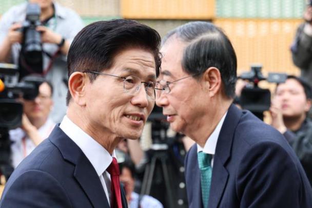 9일 회동을 마치고 인사하는 김문수-한덕수 <사진=연합뉴스>