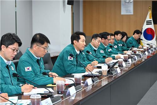 12일 &#39;&#39;2025년 풍수해 안전대책 추진현황 보고회&#39;&#39; 주재하는 오세훈 시장 <사진=서울시 제공/연합뉴스>