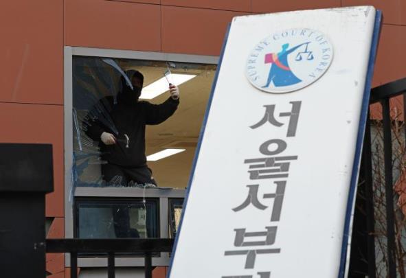 서울서부지법 폭력사태 흔적 <사진=연합뉴스>