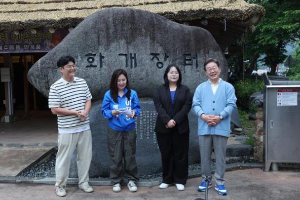 &#39;&#39;동서화합&#39;&#39; 화개장터 라이브 하는 이재명 후보 <사진=연합뉴스>