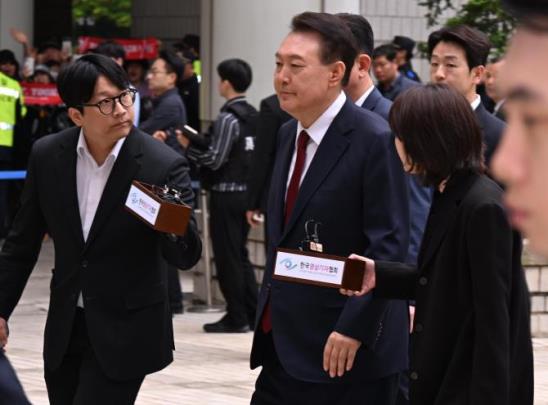 법정 향하는 윤석열 전 대통령 <사진=연합뉴스>