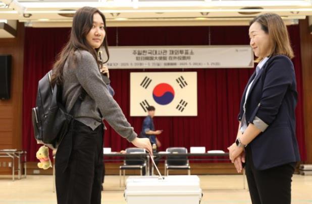 20일 일본 도쿄 주일한국대사관 재외투표소에서 유권자가 투표함에 투표용지를 넣고 있다. <사진=연합뉴스>