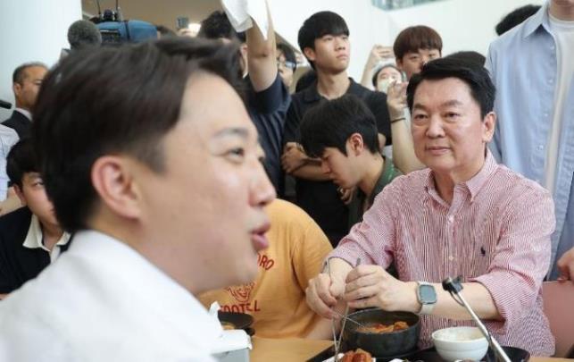 이준석 후보 바라보는 안철수 의원 <사진=연합뉴스>