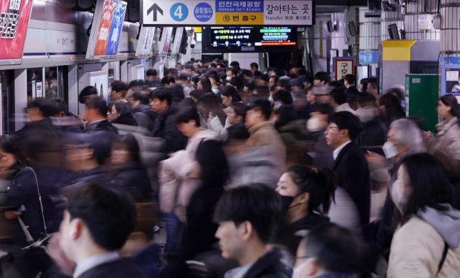 승객들로 붐비는 지하철 <자료사진=연합뉴스>
