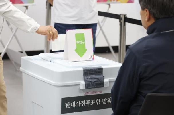 사전투표소를 찾은 시민들 <사진=연합뉴스>