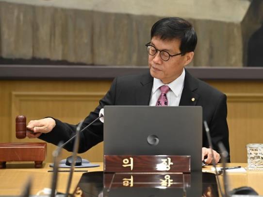 의사봉 두드리는 이창용 한은 총재 <사진=연합뉴스>