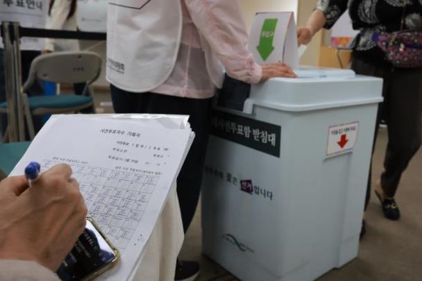 사전 투표자수 기록하는 참관인 <사진=연합뉴스>